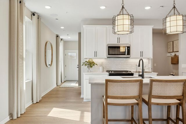 29 Emerald Run 17, Shrewsbury, MA 01545