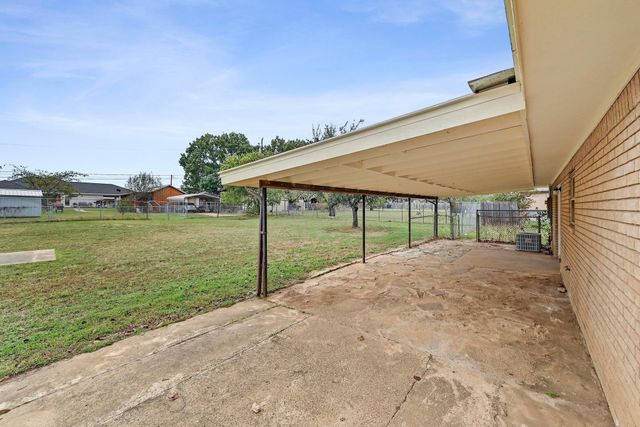 1304 E LUCE ST, Llano, TX 78643