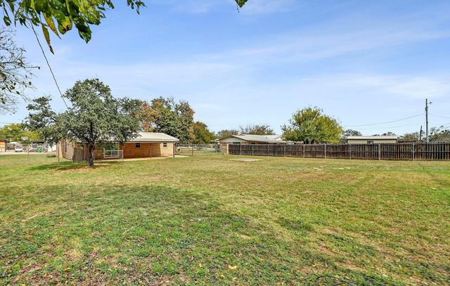 1304 E LUCE ST, Llano, TX 78643