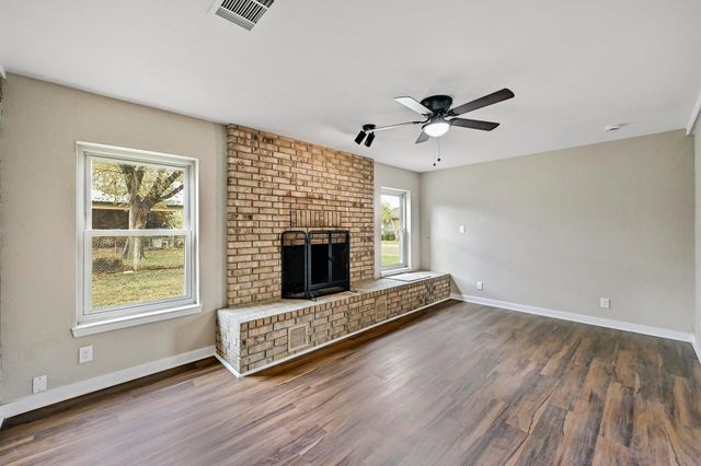 1304 E LUCE ST, Llano, TX 78643