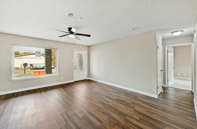 1304 E LUCE ST, Llano, TX 78643