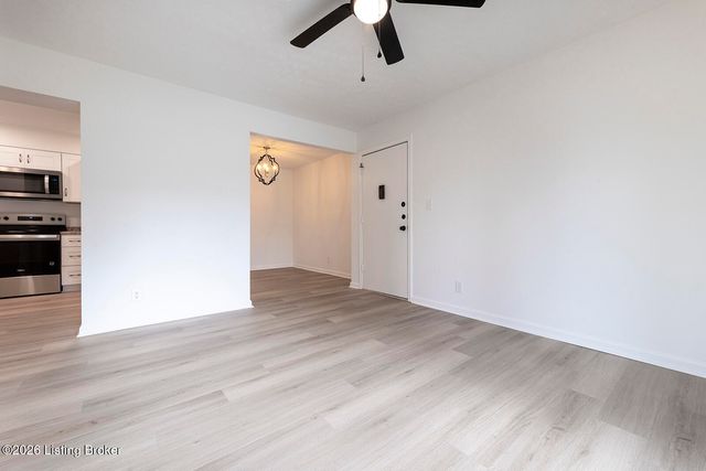 602 Logsdon Ct, Douglass Hills, KY 40243