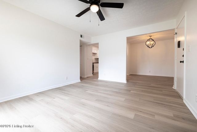 602 Logsdon Ct, Douglass Hills, KY 40243