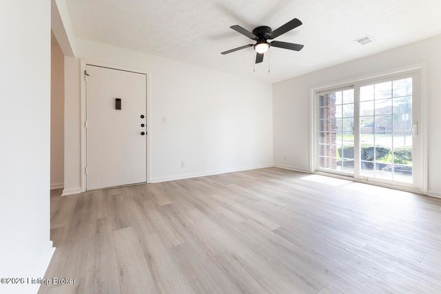 602 Logsdon Ct, Douglass Hills, KY 40243