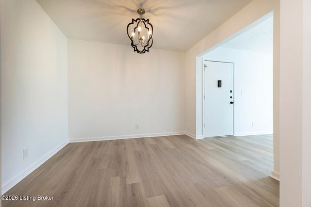 602 Logsdon Ct, Douglass Hills, KY 40243