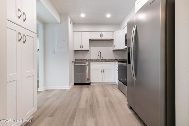 602 Logsdon Ct, Douglass Hills, KY 40243