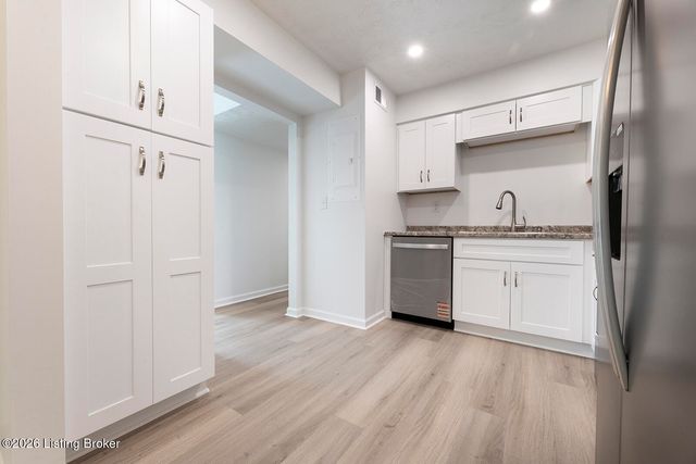 602 Logsdon Ct, Douglass Hills, KY 40243