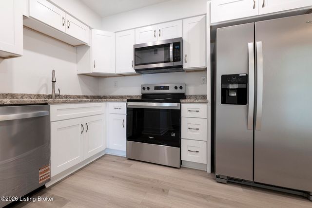 602 Logsdon Ct, Douglass Hills, KY 40243