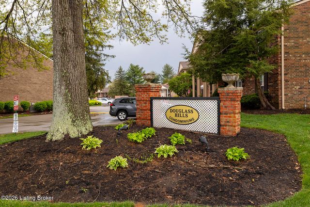 602 Logsdon Ct, Douglass Hills, KY 40243