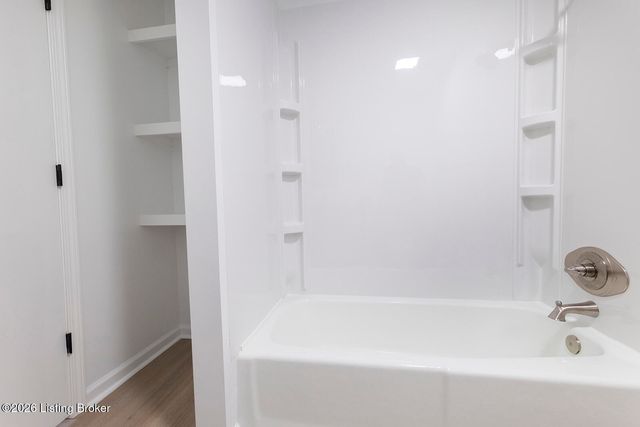 602 Logsdon Ct, Douglass Hills, KY 40243