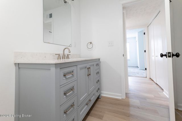 602 Logsdon Ct, Douglass Hills, KY 40243