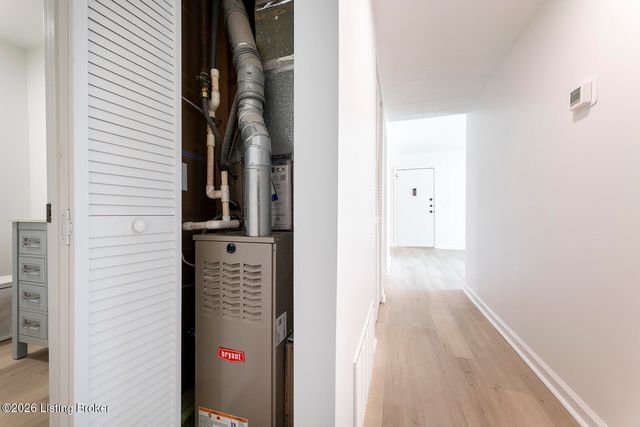 602 Logsdon Ct, Douglass Hills, KY 40243