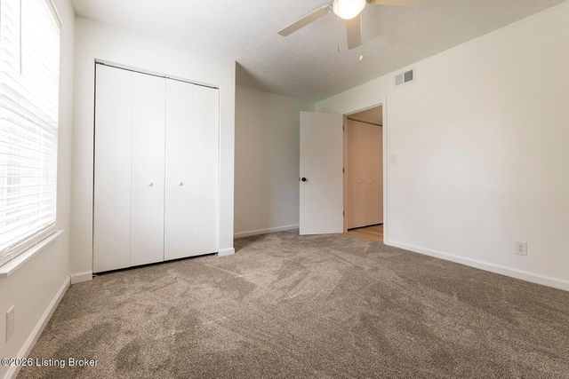 602 Logsdon Ct, Douglass Hills, KY 40243