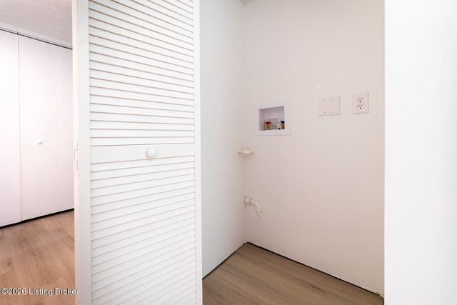 602 Logsdon Ct, Douglass Hills, KY 40243