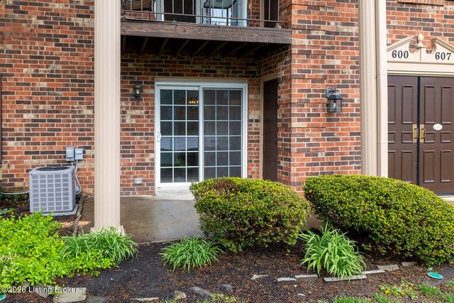 602 Logsdon Ct, Douglass Hills, KY 40243