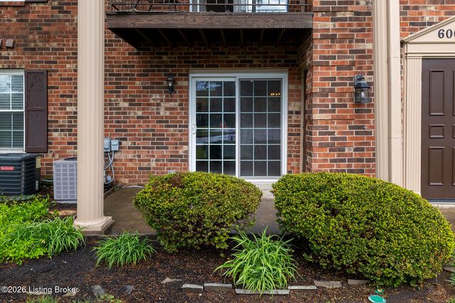 602 Logsdon Ct, Douglass Hills, KY 40243