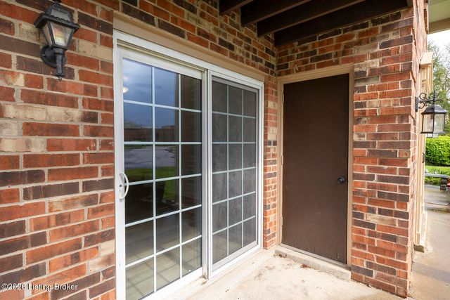 602 Logsdon Ct, Douglass Hills, KY 40243