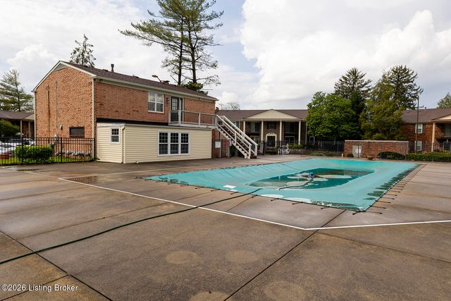 602 Logsdon Ct, Douglass Hills, KY 40243