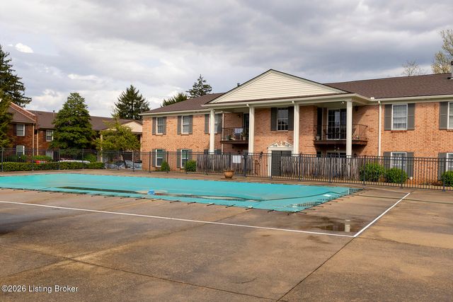 602 Logsdon Ct, Douglass Hills, KY 40243