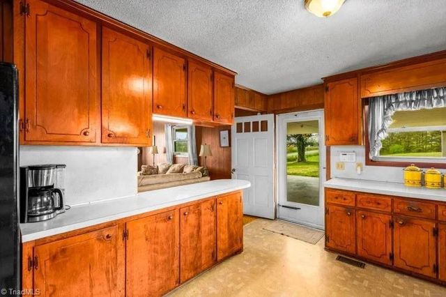 6585 Scarlet Oak Drive, Denton, NC 27239
