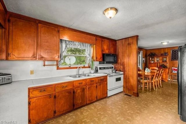 6585 Scarlet Oak Drive, Denton, NC 27239