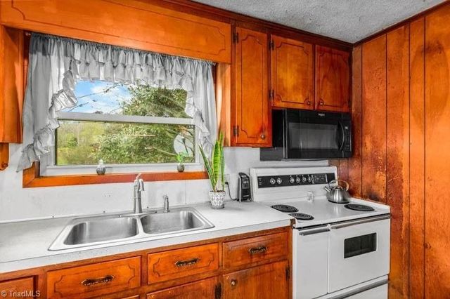 6585 Scarlet Oak Drive, Denton, NC 27239