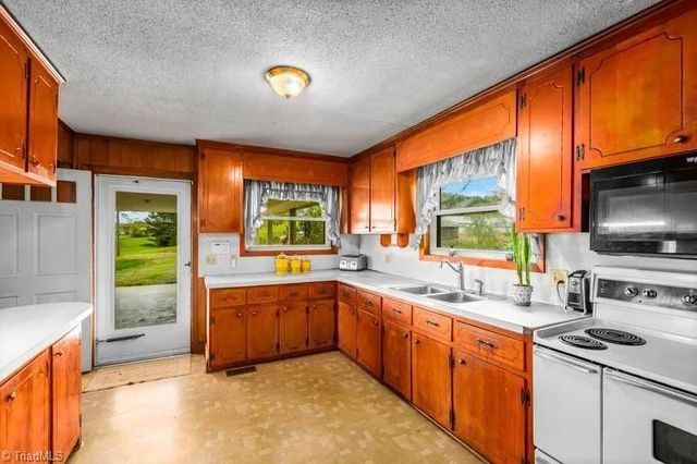 6585 Scarlet Oak Drive, Denton, NC 27239