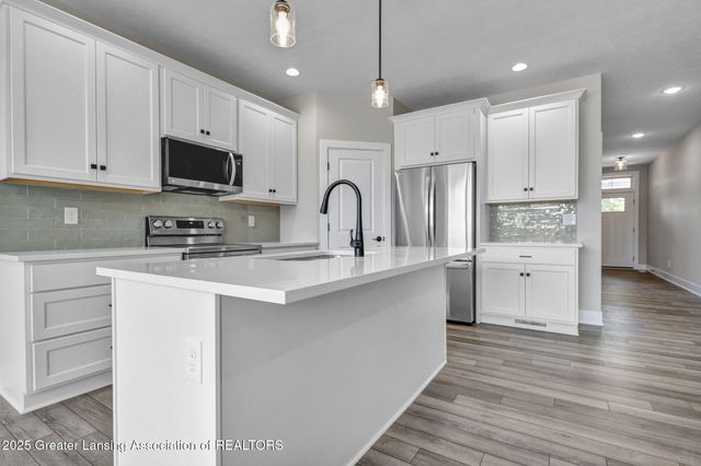 1128 Peninsula Drive, Grand Ledge, MI 48837