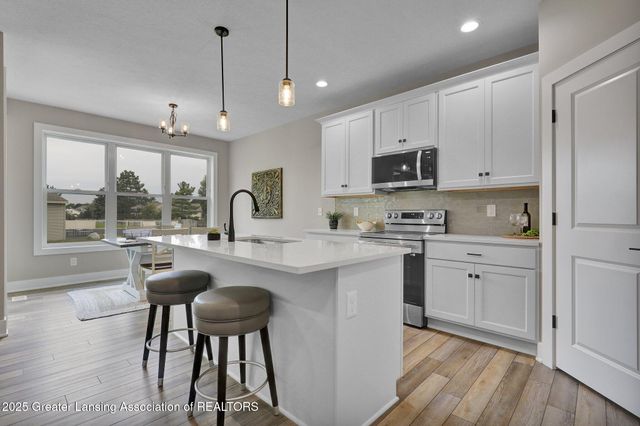 1128 Peninsula Drive, Grand Ledge, MI 48837