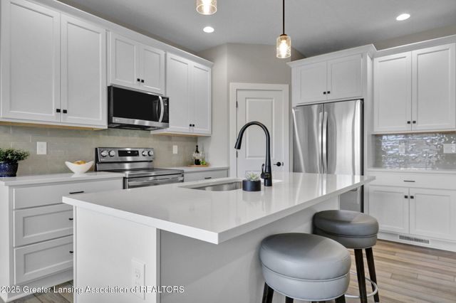 1128 Peninsula Drive, Grand Ledge, MI 48837