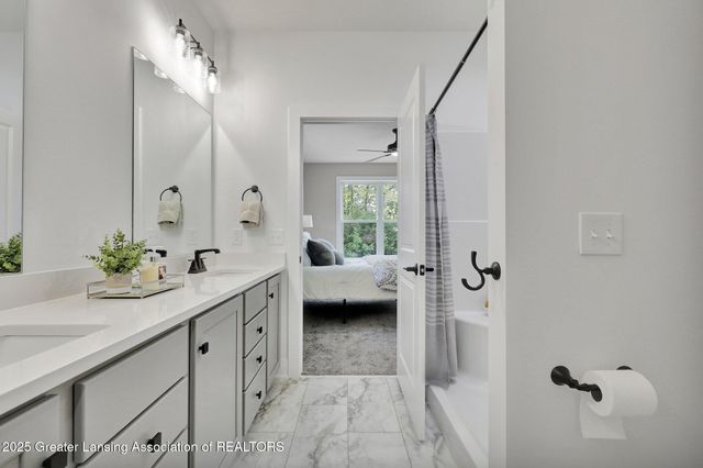 1128 Peninsula Drive, Grand Ledge, MI 48837