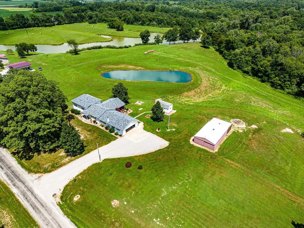 Image 1 of property listing at 4022 Landmark Road, Iuka, IL 62849