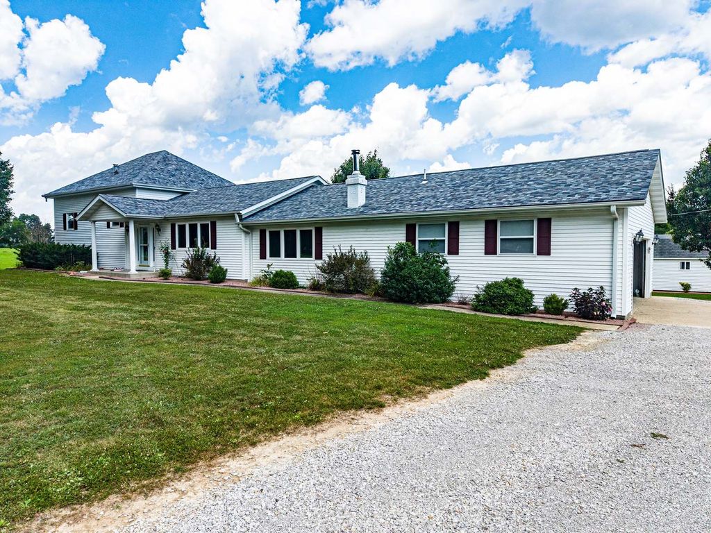 Image 2 of property listing at 4022 Landmark Road, Iuka, IL 62849
