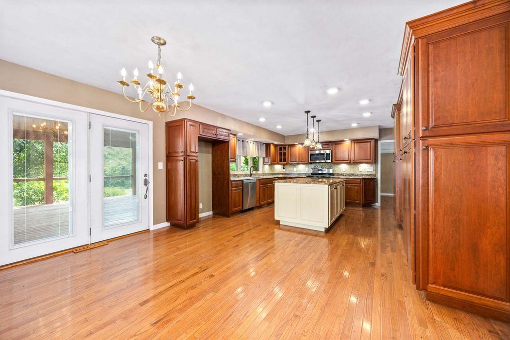 Image 11 of property listing at 4022 Landmark Road, Iuka, IL 62849