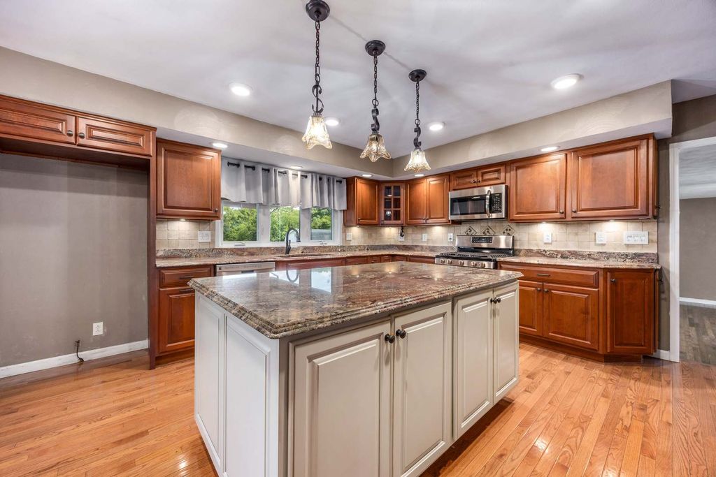 Image 12 of property listing at 4022 Landmark Road, Iuka, IL 62849