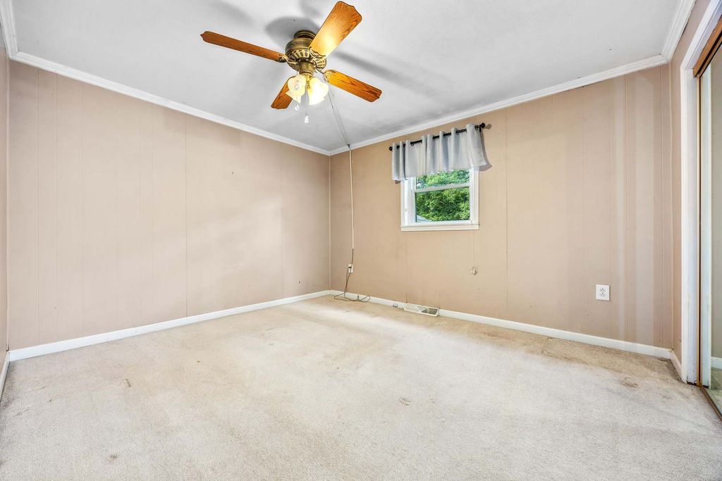 Image 15 of property listing at 4022 Landmark Road, Iuka, IL 62849