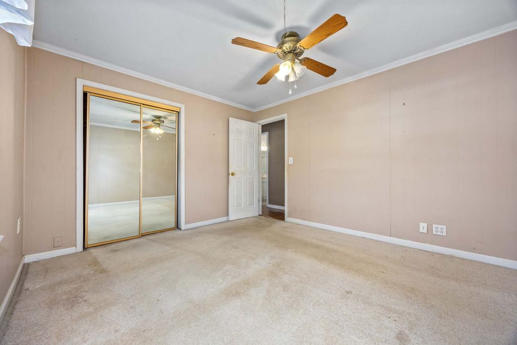 Image 16 of property listing at 4022 Landmark Road, Iuka, IL 62849