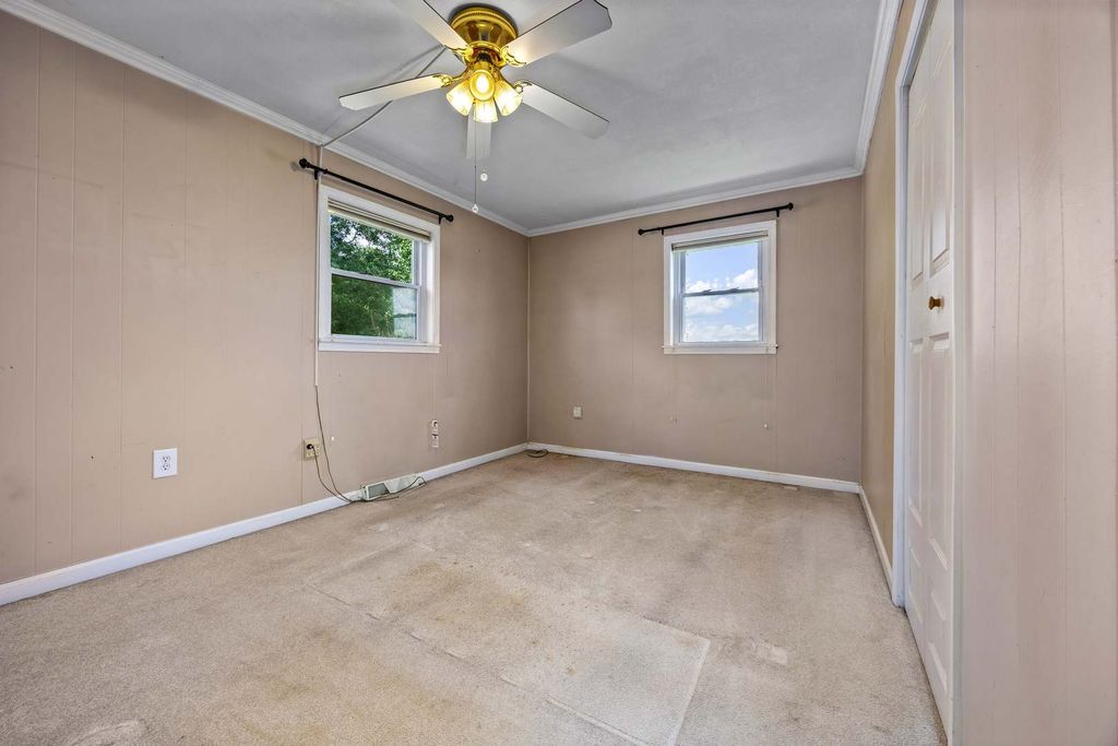 Image 18 of property listing at 4022 Landmark Road, Iuka, IL 62849
