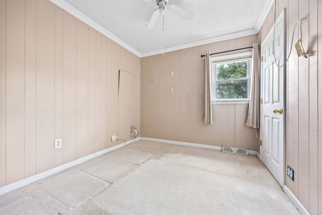 Image 19 of property listing at 4022 Landmark Road, Iuka, IL 62849