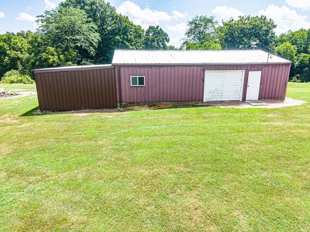 Image 26 of property listing at 4022 Landmark Road, Iuka, IL 62849