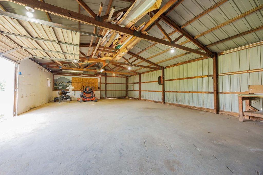 Image 27 of property listing at 4022 Landmark Road, Iuka, IL 62849