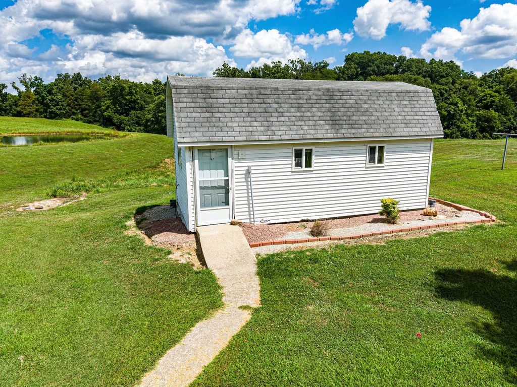 Image 28 of property listing at 4022 Landmark Road, Iuka, IL 62849
