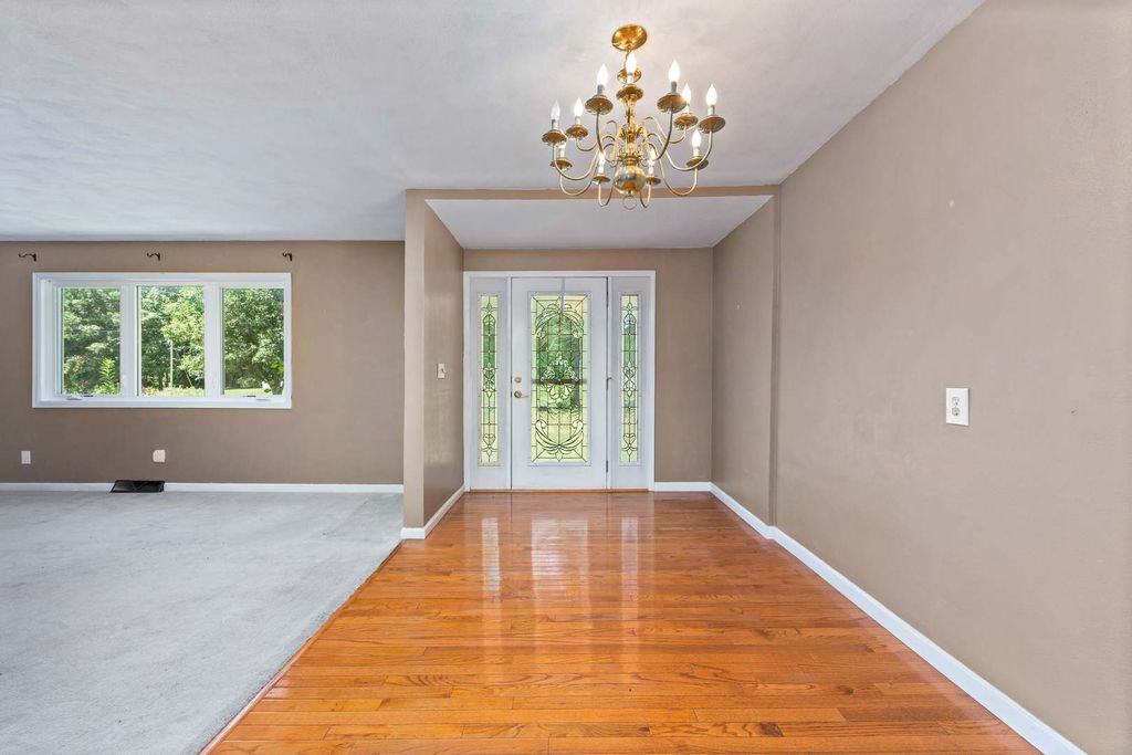 Image 5 of property listing at 4022 Landmark Road, Iuka, IL 62849