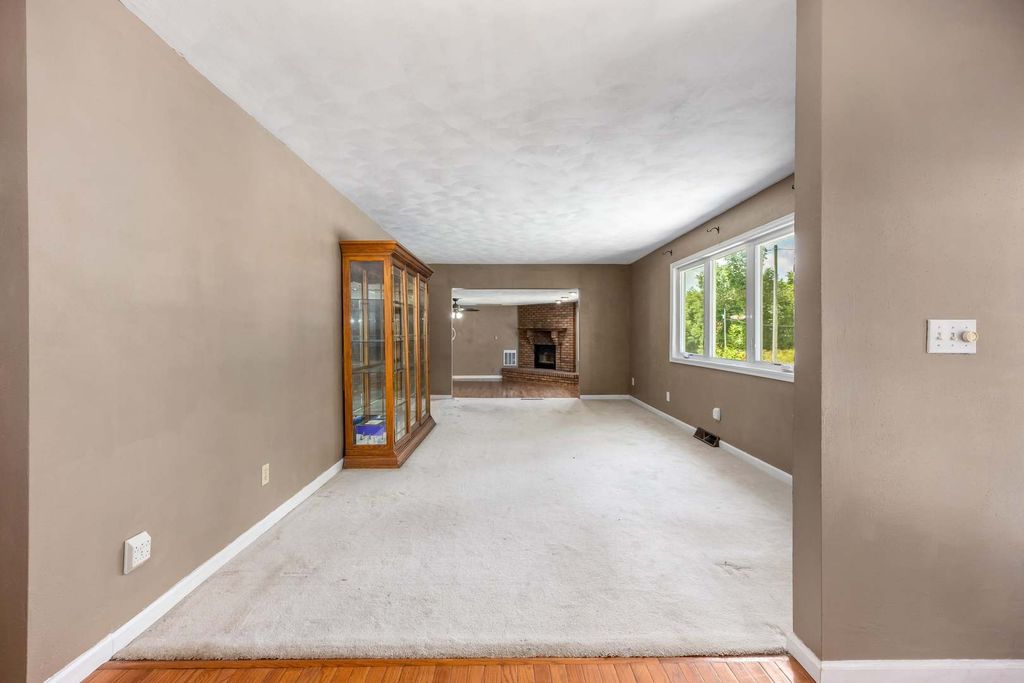Image 6 of property listing at 4022 Landmark Road, Iuka, IL 62849