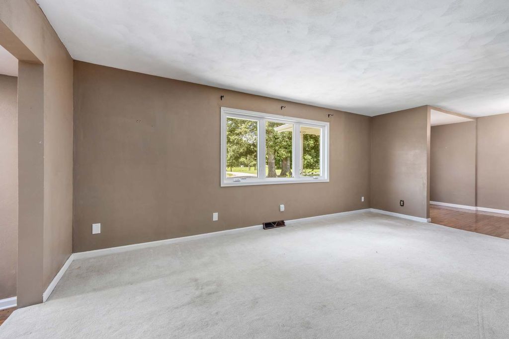 Image 7 of property listing at 4022 Landmark Road, Iuka, IL 62849