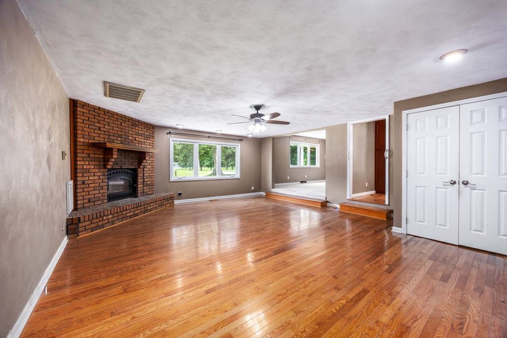 Image 8 of property listing at 4022 Landmark Road, Iuka, IL 62849