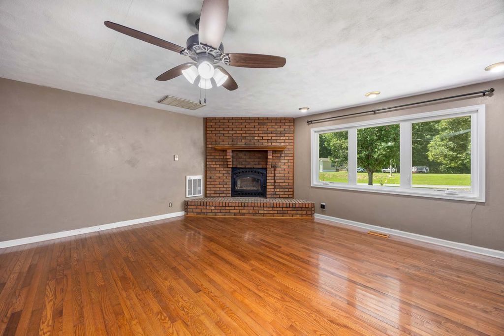Image 9 of property listing at 4022 Landmark Road, Iuka, IL 62849