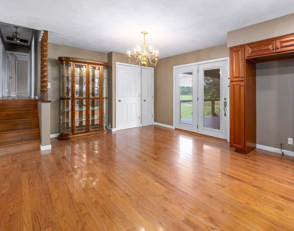 Image 10 of property listing at 4022 Landmark Road, Iuka, IL 62849