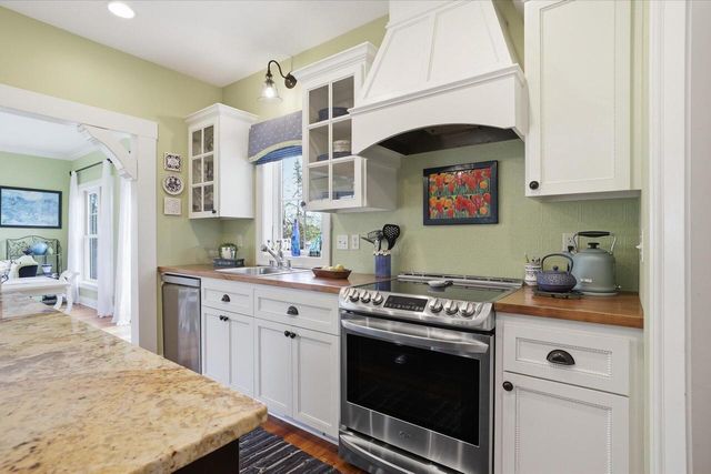 13015 Winterberry WAY, New Berlin, WI 53151