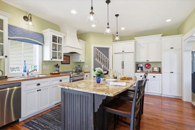 13015 Winterberry WAY, New Berlin, WI 53151
